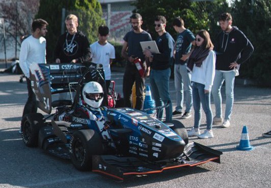 L’equip de l’ETSEIB, BCN eMotorsport, amb el seu cotxe