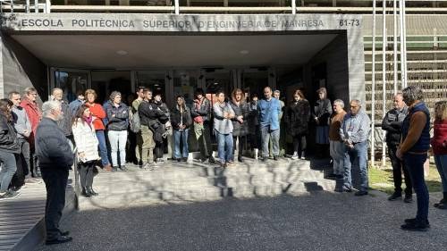 L'equip directiu i personal de la UPC fent minut de silenci davant de l'EPSEM