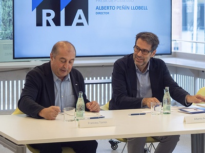 El rector, Francesc Torres, i el professor Alberto Peñín, en l'acte de presa de possessió