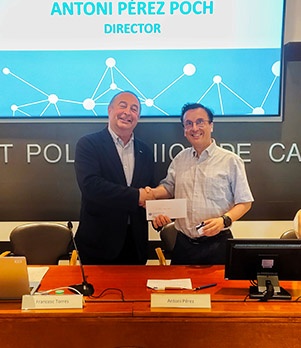 El rector, Francesc Torres, i el professor Antoni Pérez-Poch, en l'acte de presa de possessió com a director de l'ICE