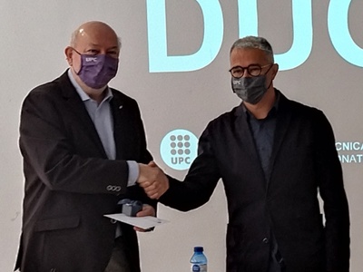 El rector de la UPC, Daniel Crespo, i el nou director del Departament d'Urbanisme i Ordenació del Territori, Carles Crosas, moments després de la presa de possessió