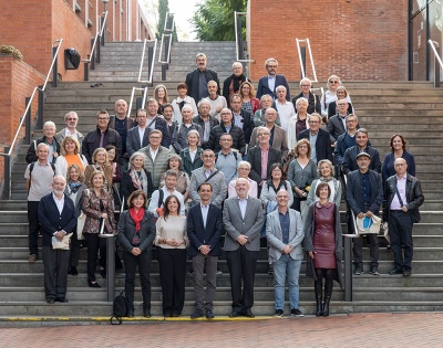 Fotografia de grup de les 80 persones que s'han jubilat durant el curs 2022-2023
