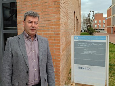 Jordi Salazar, davant la seu del Departament al Campus Nord de Barcelona
