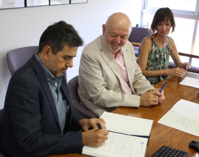 Lluís Giménez Mateu, director del Departament de Representació Arquitectònica, amb el rector de la UPC, Daniel Crespo, i la secretària general, Ana B. Cortinas