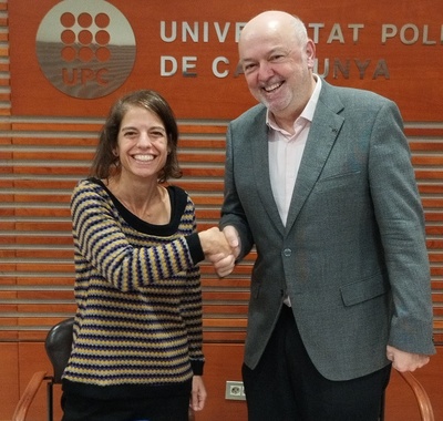 La professora Mar Carrió i el rector Daniel Crespo es donen la mà