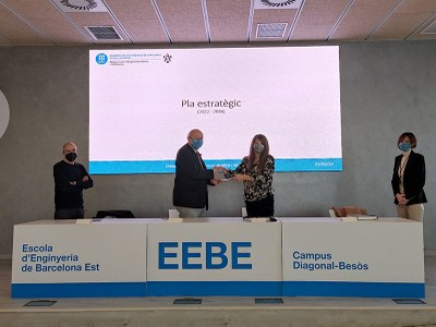 Noelia Olmedo, durant l'acte de presa de possessió, amb el rector Daniel Crespo, la secretària general de la UPC, Ana B. Cortinas (a la dreta de la imatge) i el director sortint, José Luís Lapaz (a l'esquerra)