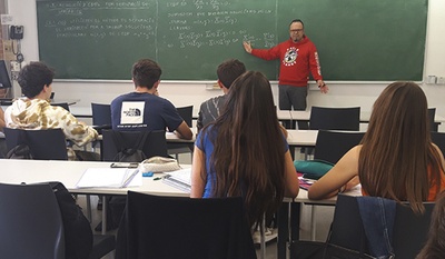 Un professor fent classe en una aula de la UPC