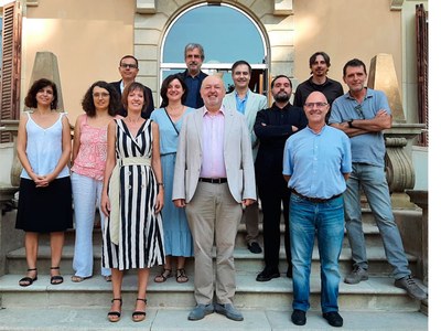 Els professors i les professores que han pres possessió com a nous catedràtics i catedràtiques de la UPC, a les escales del Rectorat