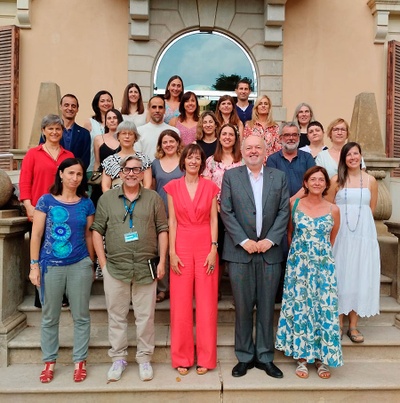 Foto de grup dels nous funcionaris i funcionàries de carrera amb el rector, Daniel Crespo, el gerent, Ivan Planas, la secretària general, Ana B. Cortinas, i altres representants institucionals