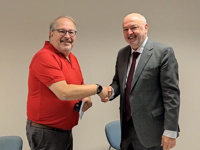 Xavier Sánchez-Vila, a l'esquerra, amb el rector de la UPC, Daniel Crespo, durant l'acte de presa de possessió