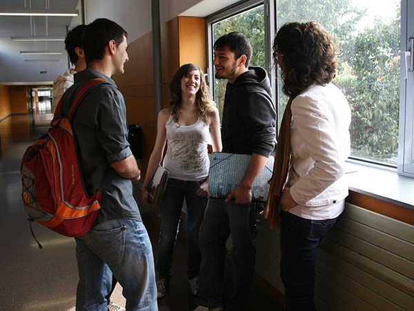 Estudiants de la UPC xerrant en un passadís