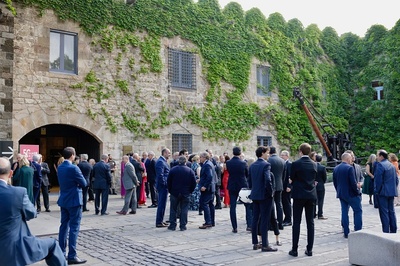 Moment de l'acte del 50è aniversari de l'ETSECCPB a l'exterior del Museu Marítim de Barcelona