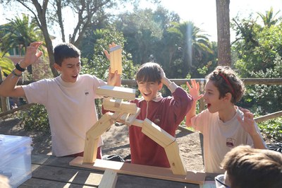 Nens construint arcs de mig punt i catenaris amb diferents peces de fusta