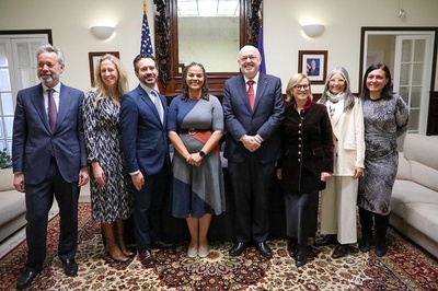 El rector Daniel Crespo, la vicerectora Lourdes Reig i la cap del Gabinet de Relacions Internacionals de la UPC, Helena Martínez, juntament amb altres representants institucionals en la signatura del conveni, al Consolat General dels Estats Units a Barcelona