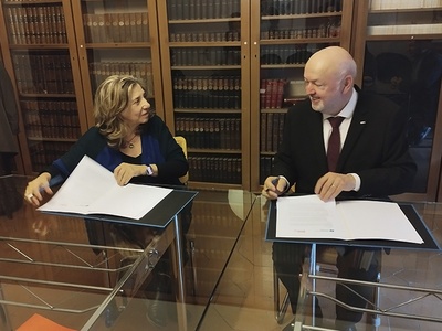 Maria Lluïsa Passola, presidenta de l'Ateneu Barcelonès, i el rector Daniel Crespo, en l'acte de signatura del conveni