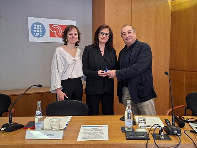 La directora de l'ETSETB, Alba Pagès, amb Eva Vidal i el rector Francesc Torres durant l'acte de reconeixement
