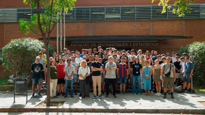 Concentració davant l'entrada de la Facultat de Matemàtiques i Estadística (FME), al Campus Diagonal Sud