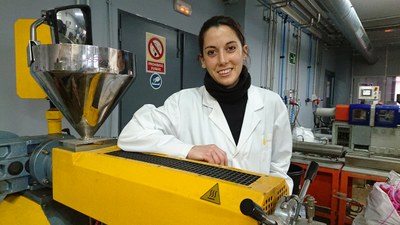 Alba Martínez, estudiant de la UPC-ESEIAAT, crea un nou producte composite a partir d’un innovador mètode de reciclatge de plàstics