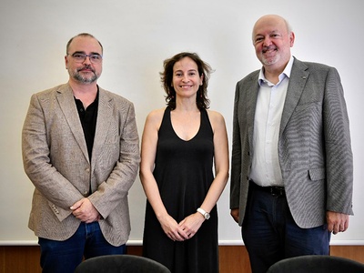 Josep Pegueroles, director sortint; Alba Pagès-Zamora, nova directora de l'ETSETB, i Daniel Crespo, rector de la UPC