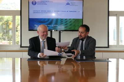 El rector de la UPC, Daniel Crespo, i el president del Consorci d’Aigües de Tarragona (CAT), Joan Alginet, signant el conveni