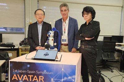 D'esquerra a dreta, els investigadors Norihiro Hagita, del Moonshot Program; Alberto Sanfeliu, de l'IRI, i Hiroshi Ishiguro, de la Universitat d'Osaka