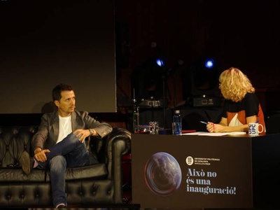 Bernat Armangué, durant l'entrevista amb la periodista Mercè Folch.