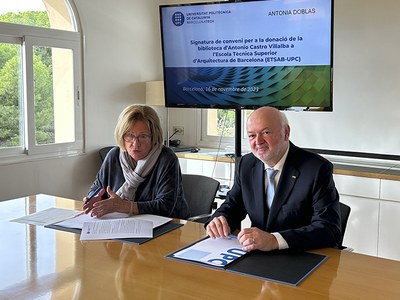 Antonia Doblas i el rector Daniel Torres signant l'acord