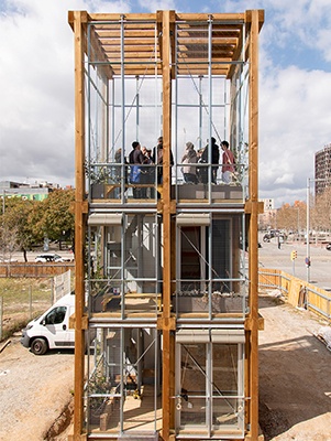 Fotografia frontal del prototip construït al Campus Diagonal Besòs, guanyador del repte urbà a la regeneració d’edificis d’habitatges amb sistemes innovadors sostenibles. Imatge: José Navarrete, Coleccionistas de momentos