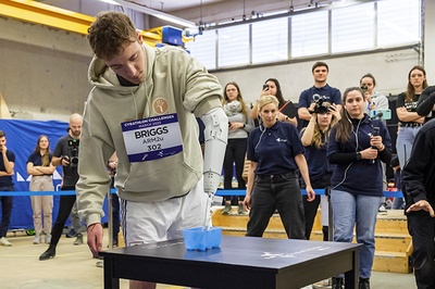 El 'pilot' de l'equip Arm2U, Kyle Briggs, competint amb la pròtesi en una de les proves de la Cybathlon 2023