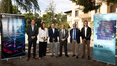 D'esquerra a dreta:: Jordi Martín, director del Programa Connèxia UPC; Anna Marqués, directora de Persones i Organització de CaixaBank Tech;  Jesús Lanero Mencía, director general de CaixaBank Tech; Francesc Torres, rector de la UPC, Jordi Berenguer, vicerector de Transferència, Innovació i Emprenedoria i Joan Miquel Piqué, director de l'Àrea d'Economia de la mateixa Universitat.