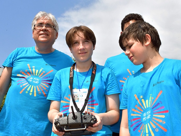 El professor de la UPC Miguel Valero amb alguns dels nens i nenes participants al camp tecnològic de drons de 2024.