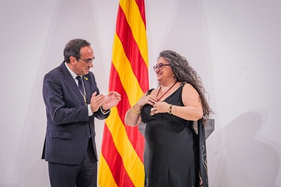 La professora Karina Gibert, rebent la medalla d'honor de mans del president del Parlament, Josep Rull