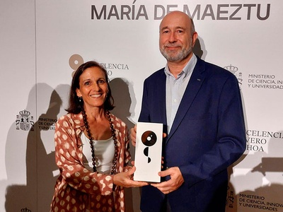 La directora científica del CCEM, Maria Pau Ginebra, i el vicerector Jordi Llorca, recollint l'acreditació d'Unitat d'Excel·lència María de Maeztu