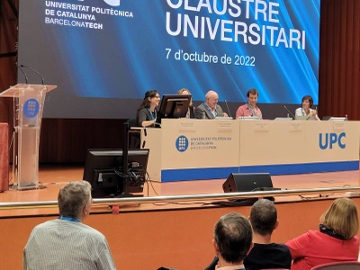 Les professores de la UPC Beatriz Amante i Adriana Farran, moderadores dels torns oberts d'intevencions; el rector, Daniel Crespo, el vicerector de Política Universitària, Joan Gispets, i, la secretària general, Ana B. Cortinas, a la taula de la sessió del 7 d'octubre del Claustre Universitari