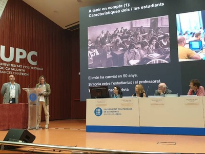 El professor Josep Pegueroles, director de l'ETSETB, i la professora Eshter Real, directora de l'ETSECCPB, com a representants del Consell acadèmic, han presentant una sèrie de consideracions prèvies a iniciar la reflexió sobre l'aprenentatge