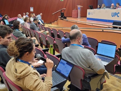 Una de les estudiants amb representació al Claustre Universitari participant durant el primer torn d'intervencions