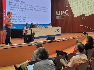 El vicerector de Política Universitària, Joan Gispets, presentant la proposta de treball per desenvolupar 'Galàxia Aprenentatge'