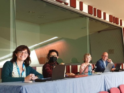 Adriana Llorens, directora de l'ICE,; Ana Rosa Cánovas, cap del Servei de Comunicació, la professora Núria Castell i el professor Eusebi Jaurata (tots dos jubilats), asseguts a la taula de relators del Claustre Universitari dels dies 4 i 7 d'octubre