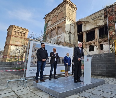 D'esquerra a dreta, Josep Maria Julià, de l'empresa Julià Arquitectes; el rector de la UPC, Daniel Crespo; l'alcalde de Manresa, Marc Aloy; l'extreballadora de la Fàbrica Nova, Pepita Burgués, i en representació de l'Associació Memòria i Història de Manresa, Carme Botifoll