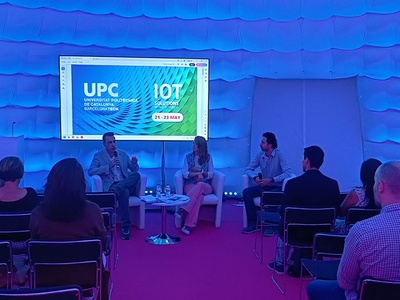 Durant la mateixa sessió, amb Eva Roca, responsable de Talent Iberia d'Schneider Electric , i el professor de la UPC, Ilker Demirkol, coordinador del projecte MERIT,  debatent sobre noves fórmules col·laboratives per impulsar talent en àrees emergents