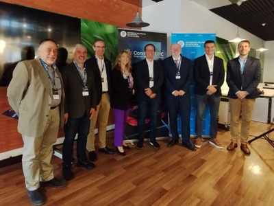 D'esquerra a dreta: Josep Lluís Larriba, delegat del rector; Antonio Álvarez, director de CIT-UPC; Climent Molins, vicerector de Transferència, Innovació i Emprenedoria; Montse Guàrdia, presidenta del Consell Social; Rubén Bonet, de Fractus; Daniel Crespo, rector de la UPC; Luis Cabezas, d'Schneider Electric, i Jordi Martín, director de Connèxia UPC.