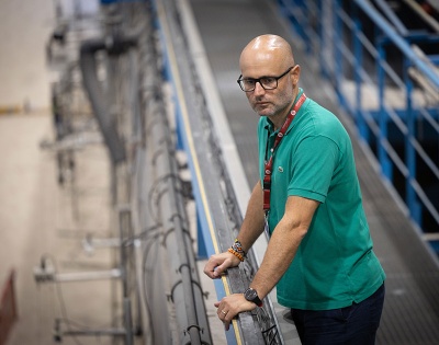 L'investigador Corrado Altomare, al Canal d’Investigació i Experimentació Marítima (CIEM) del Laboratori d'Enginyeria Marítima de la UPC.