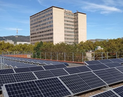En primer pla, plaques de la planta solar fotovoltaica a la coberta de l'FME