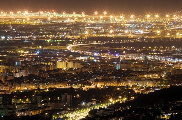 Imatge d'una ciutat de nit, il·luminada