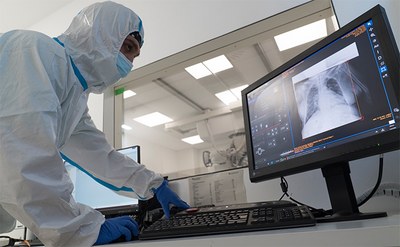 Un professional sanitari examinant el resultat d'una prova mèdica en un ordinador