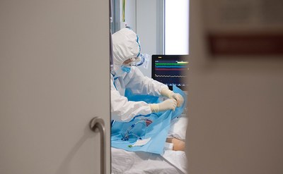 Un professional sanitari atenent un pacient a l'hospital