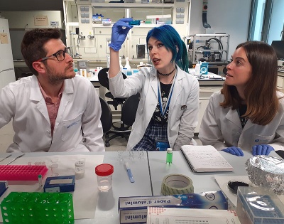 L'investigador Carles Mas i les estudiants de doctorat Patricia López i Nerea García, treballant amb diferents mostres al Laboratori de Biomaterials de la UPC