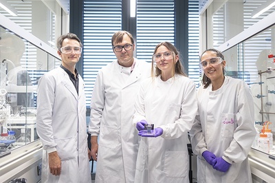 D'esquerra a dreta, els investigadors Paulius Baronas, Kasper Moth-Poulsen, Helen Hölzel i Lorette Fernandez, al laboratori MOST de la UPC. Foto: Paulius Baronas.