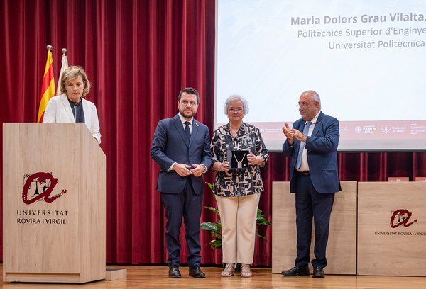 Dolors Grau, professora de l'EPSEM de la UPC, rep la distinció de mans del president de la Generalitat, Pere Aragonès, i del conseller de Recerca i Universitats, Joaquim Nadal