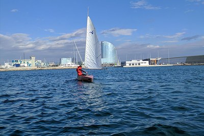 Dos estudiants de la UPC-FNB avaren una embarcació de vela que han construït amb plànols de fa 100 anys